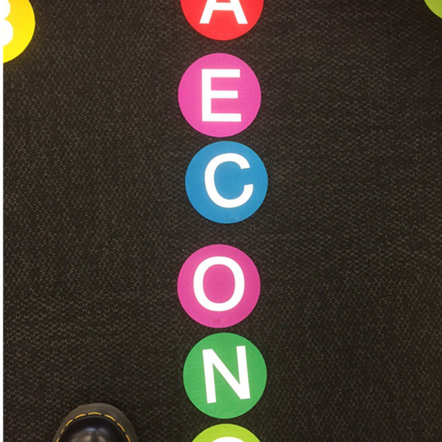 Marcadores brillantes de la alfombra de la sala de clase del círculo, puntos caseros de la alfombra de la decoración